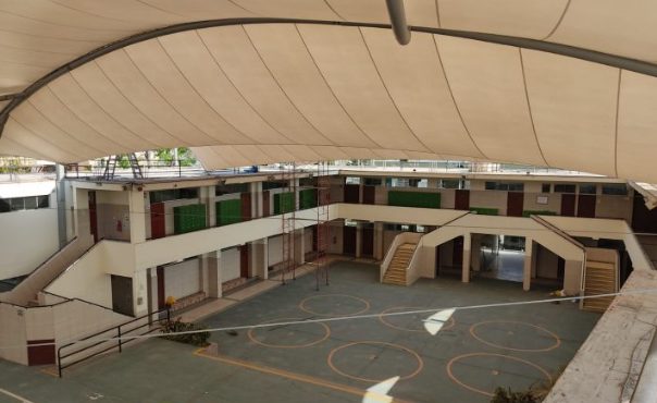 Arcotecho metálico sobre losa deportiva