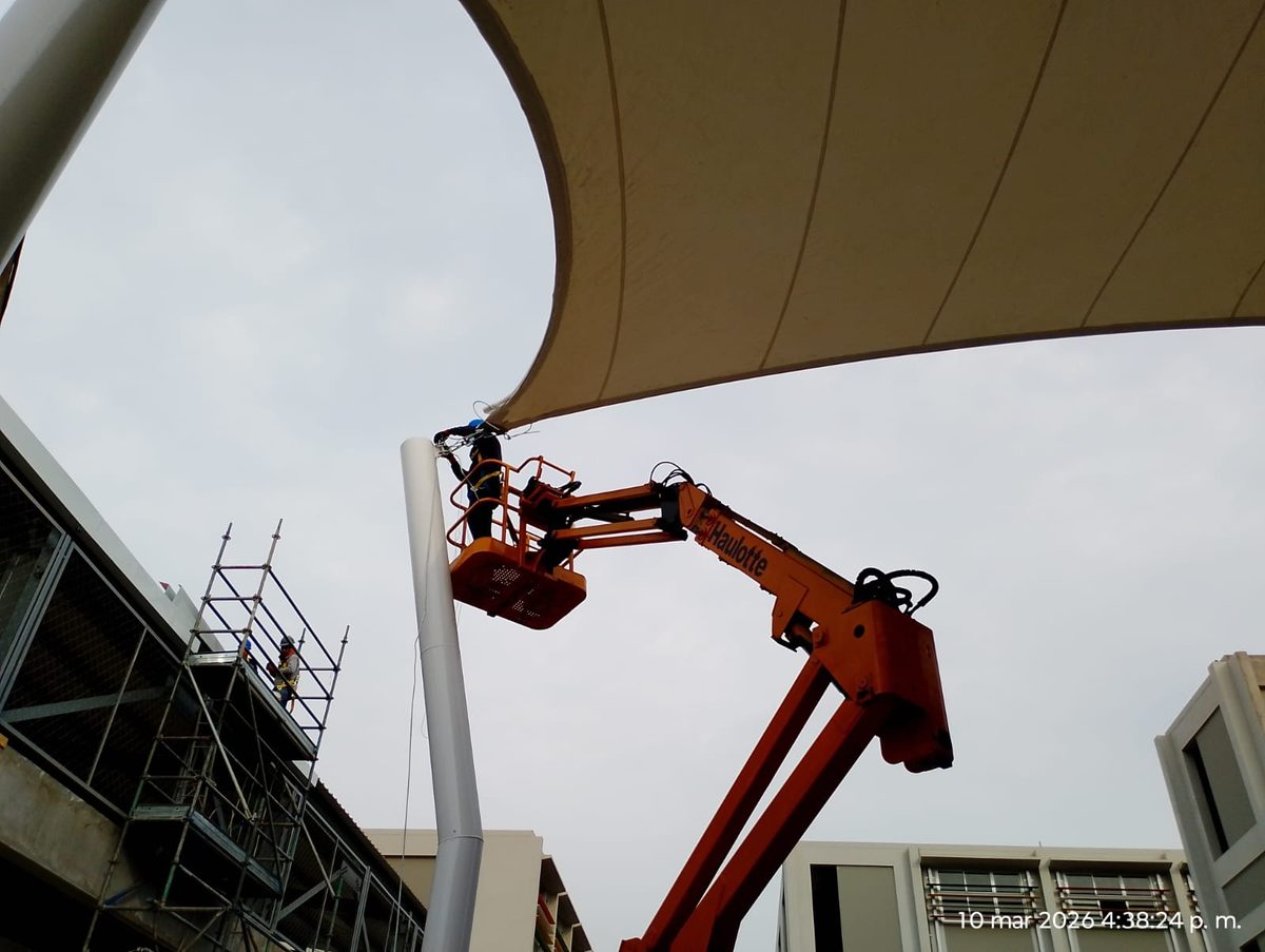Estructura metálica en montaje